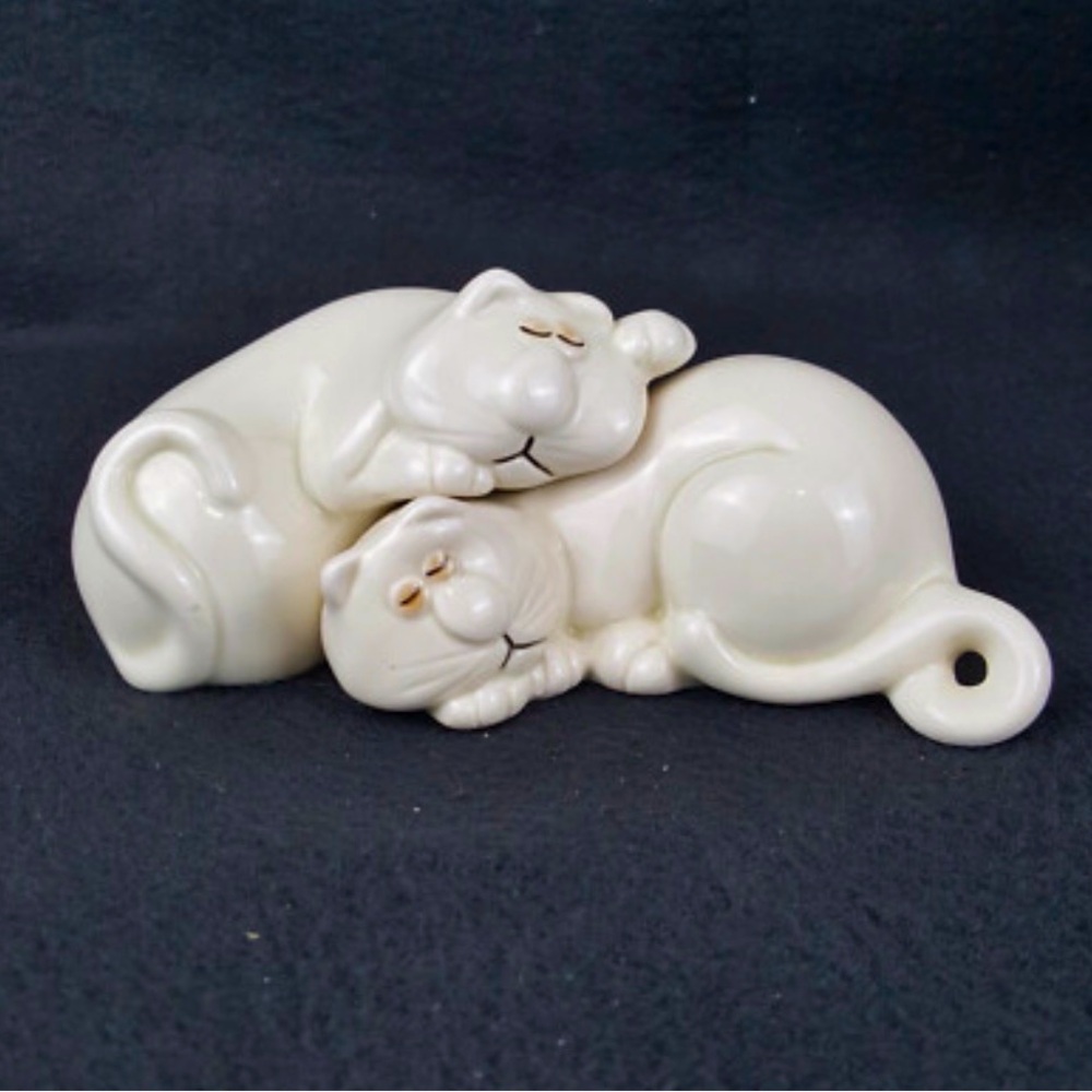 1970s Fitz & Floyd Cat Nap Nesting Ceramic White and Beige Salt & Pepper Shakers
